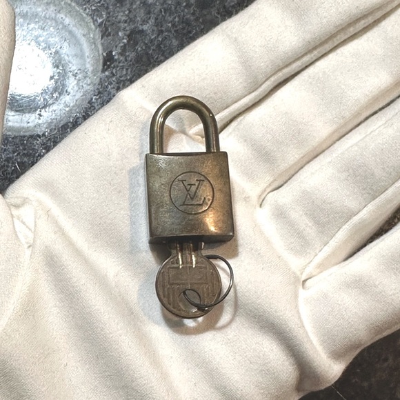 Vintage LV Lock and Key #218 - Picture 3 of 7